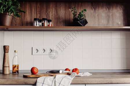 在现代厨房用灰色家具和木制桌面烹饪食物图片