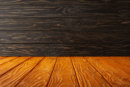 橙色条纹桌面和深色木墙图片