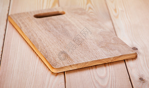 在木桌上的木砧板上图片