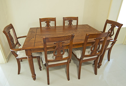 木制餐桌和六把椅子图片