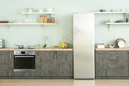 厨房内部的大现代冰箱图片
