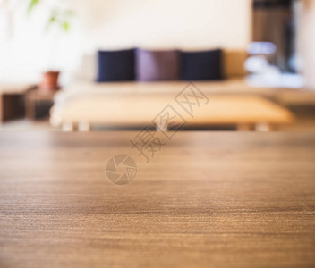 桌面木质纹理模糊沙发和枕头背景室内装饰图片