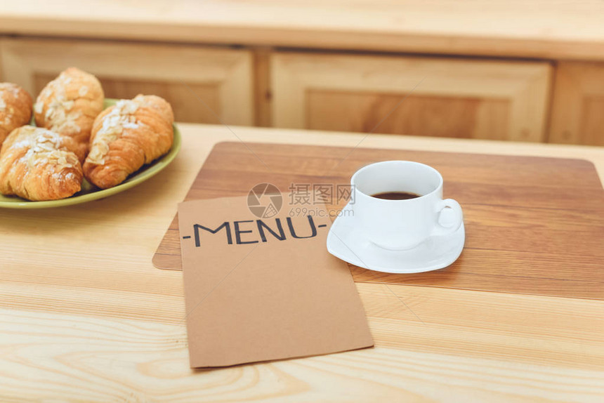 咖啡杯菜单和咖啡厅桌图片