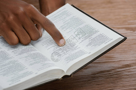 非洲裔美国人阅读圣经并指着诗篇的短片图片