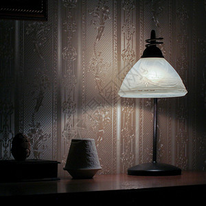 小夜灯照亮桌子的一部分图片