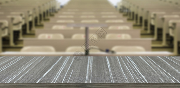大学教室空桌和椅子显示您产品时的粗背景和木制表图片