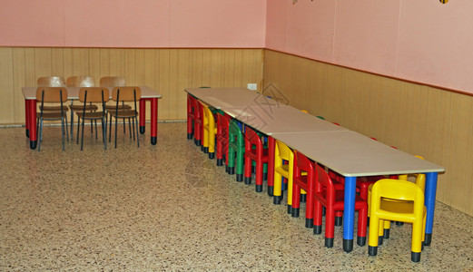 幼儿园食堂的桌椅图片
