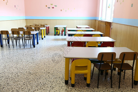 早期儿童学校有色塑料椅和小食堂的彩色图片