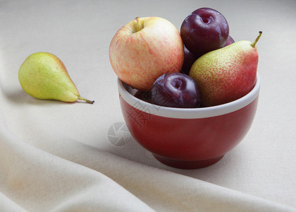 一碗苹果梨子和李背景图片