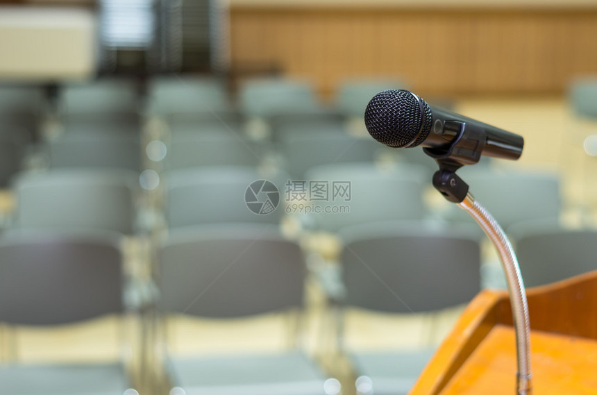 演讲台上的麦克风会议厅或研讨室背景的图片
