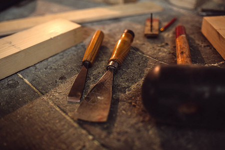 木制桌上的木制匠工图片