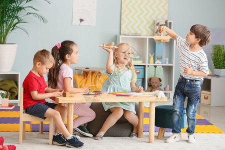 幼儿在幼儿园玩图片