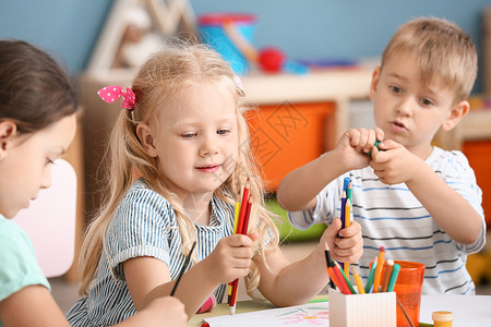 在幼儿园绘画的图片