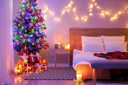 室内卧室内夜间装饰圣诞树图片