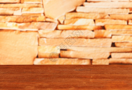 砖背景上的木桌图片