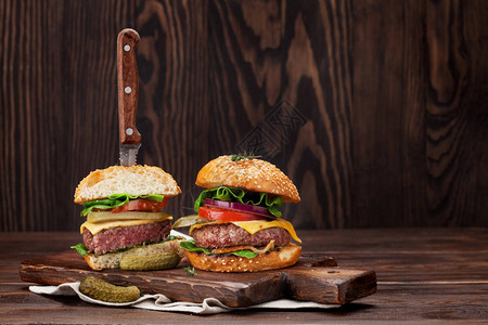 用牛肉番茄芝士黄瓜和生菜烹饪的美味自制汉堡图片