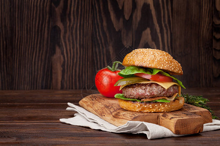 用牛肉番茄芝士和生菜烤熟的自制汉堡饭图片