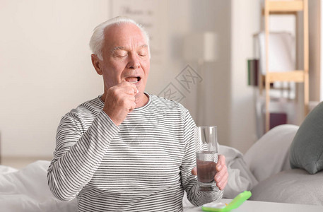 在家吃药的老人图片