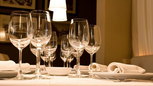 餐桌上摆放的玻璃酒杯图片