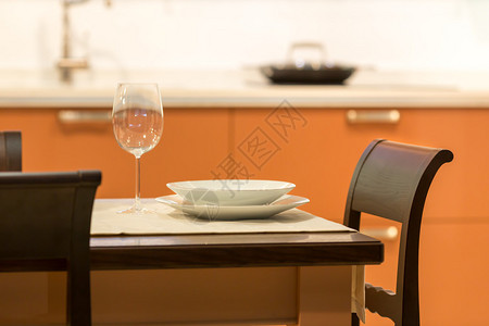 橙色厨房上的餐桌图片