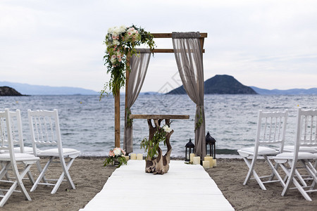海边婚礼仪式布置图片