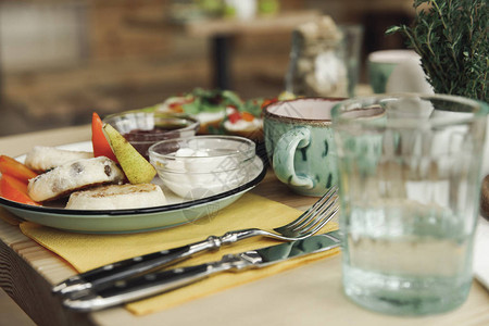 餐桌上餐具餐具和健康早餐的特写视图图片