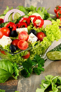 厨房桌上的蔬菜沙拉图片