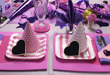粉色和紫色主题派对餐桌布置装饰品图片