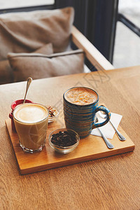 咖啡桌上的牛奶咖啡饮料图片