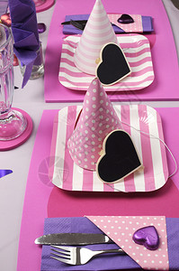 粉色和紫色主题餐桌设置装饰品图片