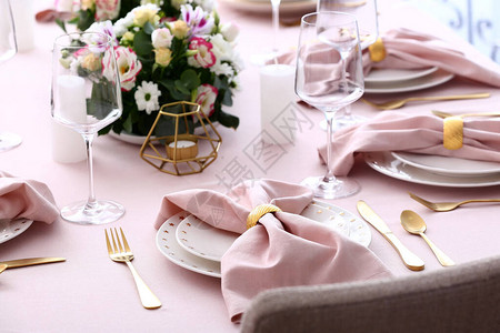 粉色婚礼餐桌布置图片