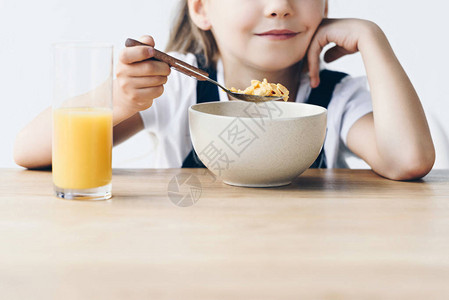 小女生吃健康早餐的短片与白色隔离图片