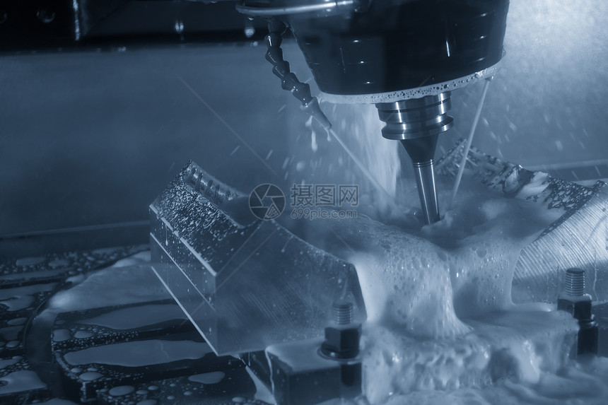 在浅蓝色场景中用固体球末车切割轮胎的磨机高科技模具制造工艺CNCmillingworkprocess图片