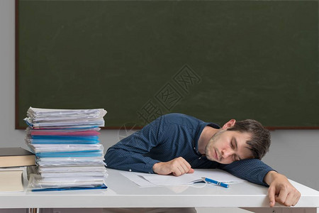 疲惫和过度劳累的教师在课堂图片