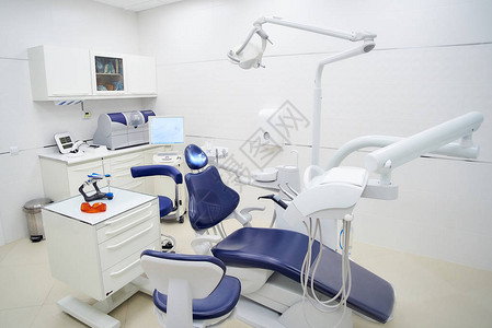 牙科诊所的新白色内饰牙科椅湿式铣削和研磨机口腔内扫描仪牙医办公室背景图片