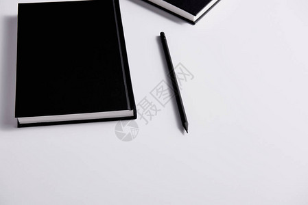 黑硬封面笔记本的近镜头背景图片