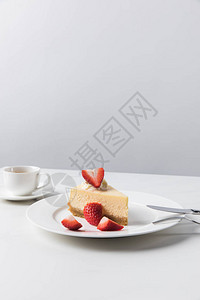 芝士蛋糕和草莓在盘子上咖图片