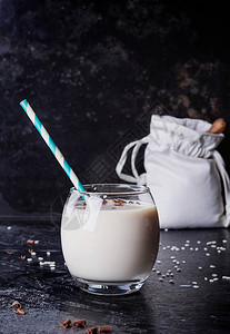 一个家的杯子制造了米牛奶香草和巧克力装饰着大米图片
