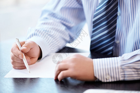 男人的手在文件上签字图片