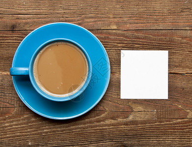 咖啡杯上的空白卡片图片