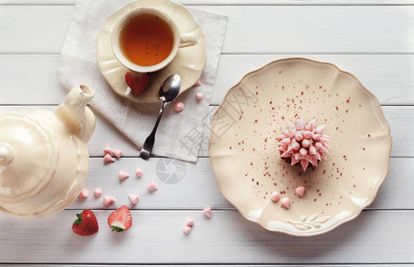 粉色蛋白甜点最顶端的景色当代小屋配有传统古典桌椅服饰瓷背景图片
