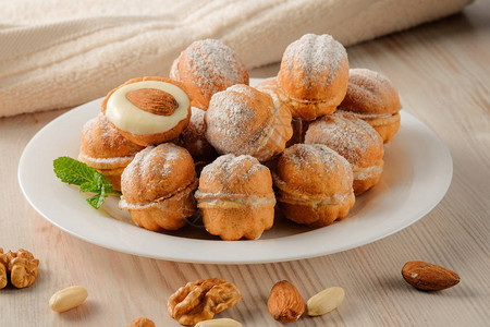 白板上甜美和味的俄罗斯核桃饼干用浓缩牛奶背景图片