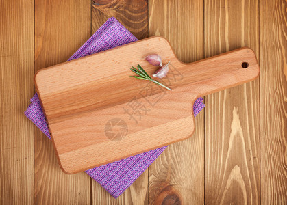 木桌背景上毛巾上的切菜板高清图片