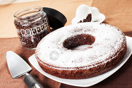甜圈蛋糕配巧克力和咖啡豆图片