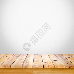 白灰色梯度壁底的空木制桌用于显示或补背景图片
