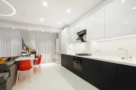现代设计师白色工作室公寓厨房和餐厅图片
