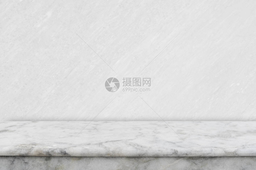 从空的白色大理石桌面的抽象背景显示产品广告与白色混凝土背景图片用于添加短信设计艺图片