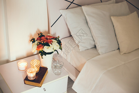 室内白色卧室床上新床铺旅馆房间用蜡烛和枕头缝合图片