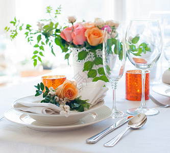 盛装花朵餐具蜡烛婚桌装饰的优图片