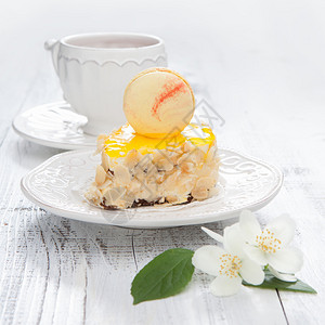 甜点美味甜的蛋糕在盘子上和法国马卡龙图片